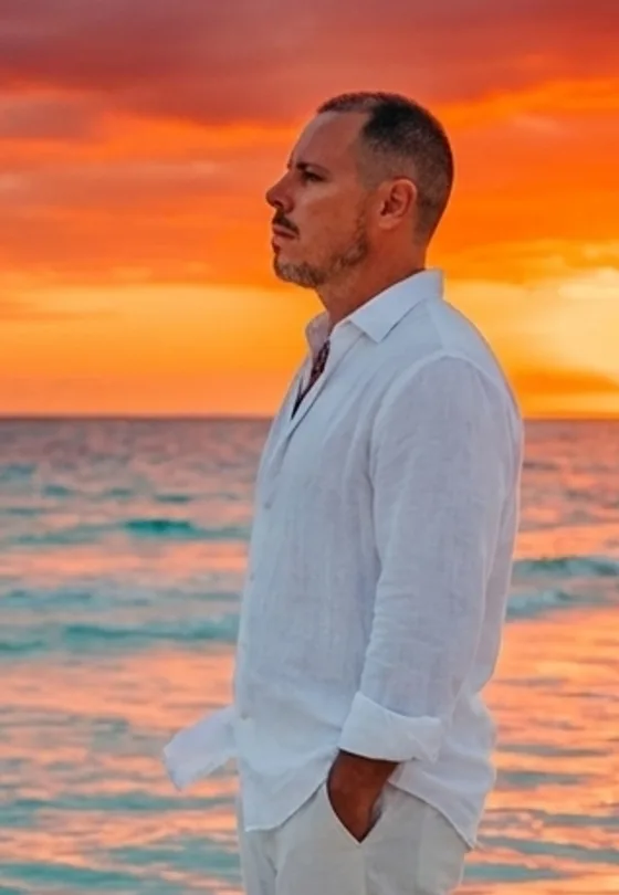 Freddy Cortez mirando el mar al atardecer